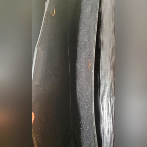 LV EPI BRIEFCASE (DAMAGE REPAIRED W/ DUCT TAPE, CORNER WEAR, TEAR ON SID… - Picture 8 of 16